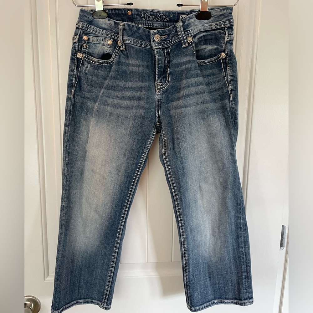 Miss me capris. Size 30. Tag in back missing a button as shown in pics.